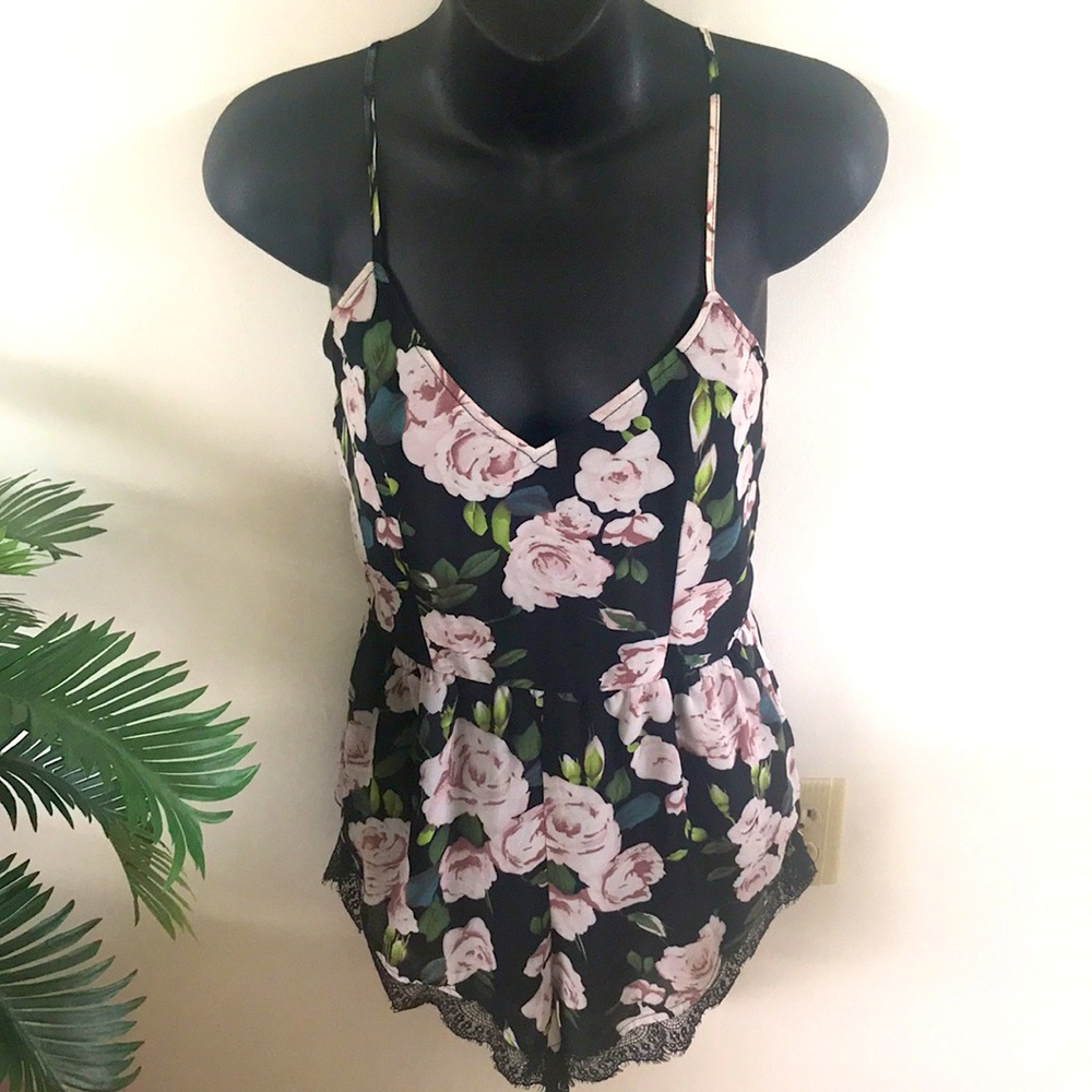 Pretty Roses Lounge Shorts Jumpsuit - Picture 4 of 17